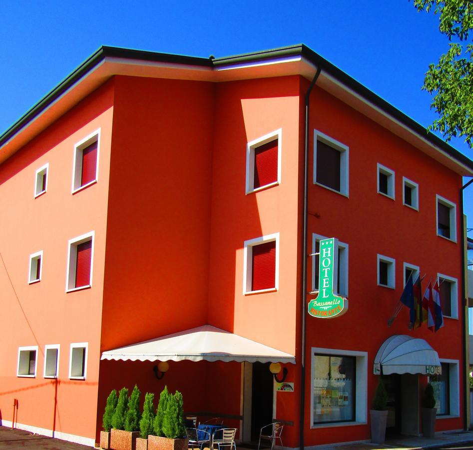 Hotel Ristorante Al Bassanello Bassano del Grappa Exterior photo